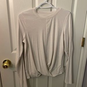Athletic long sleeve, light and perfect for every day fashion. Size medium
